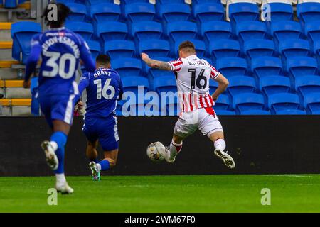 Cardiff, Royaume-Uni. 24 février 2024. Karlan Grant de Cardiff City (16 ans) marque le deuxième but de son équipe lors du match de championnat EFL Skybet, Cardiff City contre Stoke City au Cardiff City Stadium de Cardiff, pays de Galles, samedi 24 février 2024. Cette image ne peut être utilisée qu'à des fins éditoriales. Usage éditorial uniquement, photo par crédit : Andrew Orchard sports Photography/Alamy Live News Banque D'Images