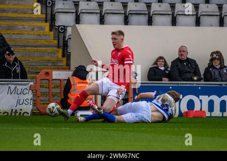 Morecambe le samedi 24 février 2024. Denver Hume de Grimsby Town affronte Joel Senior de Morecambe lors du match de Sky Bet League 2 entre Morecambe et Grimsby Town au Globe Arena de Morecambe le samedi 24 février 2024. (Photo : Ian Charles | mi News) crédit : MI News & Sport /Alamy Live News Banque D'Images