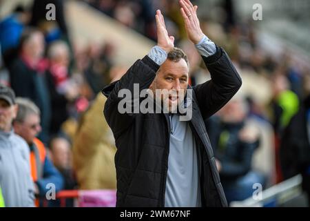 Morecambe le samedi 24 février 2024. Le manager de Grimsby Town, David Artell, applaudit les accompagnateurs itinérants lors du match de Sky Bet League 2 entre Morecambe et Grimsby Town au Globe Arena de Morecambe le samedi 24 février 2024. (Photo : Ian Charles | mi News) crédit : MI News & Sport /Alamy Live News Banque D'Images