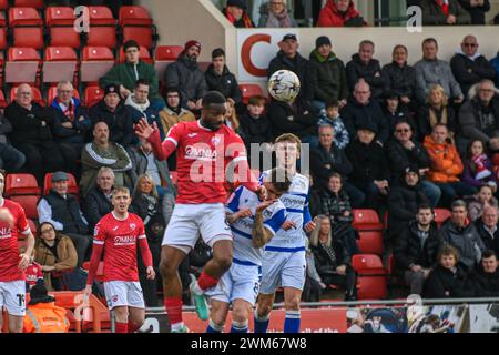 Morecambe le samedi 24 février 2024. Yann Songo'o de Morecambe s'éloigne du ballon lors du match de Sky Bet League 2 entre Morecambe et Grimsby Town au Globe Arena de Morecambe le samedi 24 février 2024. (Photo : Ian Charles | mi News) crédit : MI News & Sport /Alamy Live News Banque D'Images