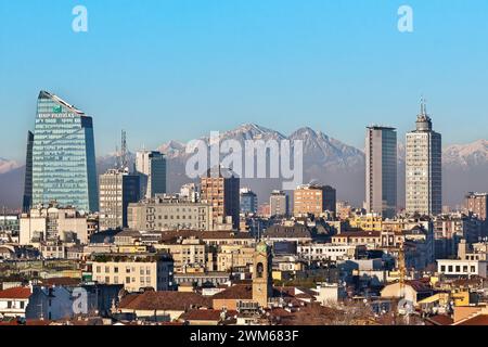 Horizon de la ville de Milan avec les montagnes des Alpes à l'arrière-plan, comme vu du toit du Duomo, la cathédrale de Milan, en Italie, en Europe. Banque D'Images