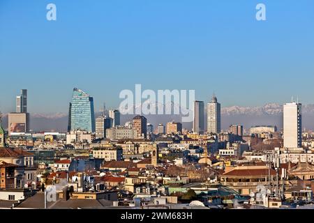 Horizon de la ville de Milan avec les montagnes des Alpes à l'arrière-plan, comme vu du toit du Duomo, la cathédrale de Milan, en Italie, en Europe. Banque D'Images