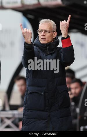 Bruxelles, Belgique. 24 février 2024. Bruno Irles, entraîneur-chef de Rwdm, fait un geste lors d'un match de football entre RWD Molenbeek et Oud-Heverlee Leuven, samedi 24 février 2024 à Bruxelles, au jour 27 de la saison 2023-2024 de la première division du championnat belge 'Jupiler Pro League'. BELGA PHOTO BRUNO FAHY crédit : Belga News Agency/Alamy Live News Banque D'Images