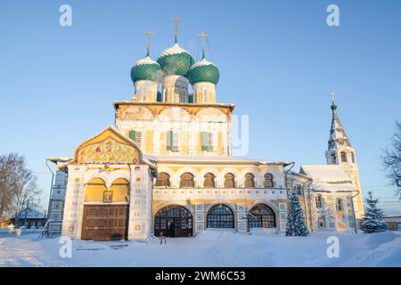 Ancienne cathédrale de la Résurrection du Christ (1652-1678) par un soir ensoleillé de janvier. Tutaev. Région de Yaroslavl, Russie Banque D'Images