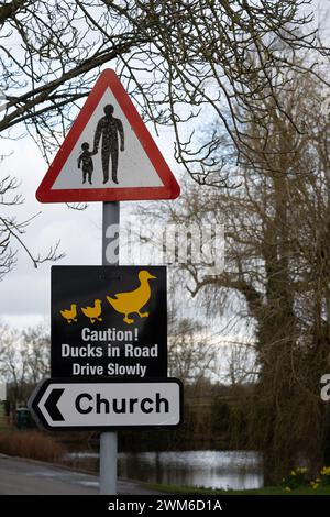 Panneaux près de l'étang aux canards, village de Willoughby, Warwickshire, Angleterre, Royaume-Uni Banque D'Images