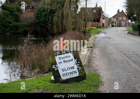 Signe près de l'étang de canards, village de Willoughby, Warwickshire, Angleterre, Royaume-Uni Banque D'Images