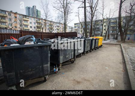 Gros plan sur de grandes poubelles noires sur de l'asphalte Banque D'Images