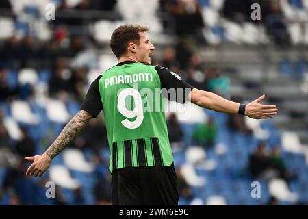 Reggio Emilia, Italie. 24 février 2024. Foto Massimo Paolone/LaPresse 24 Febbraio 2024 - Reggio Emilia, Italia - sport, calcio - Sassuolo vs Empoli - Campionato Italiano di calcio Serie A TIM 2023/2024 - Stadio Mapei Citt&#xe0 ; del Tricolore. Nella foto : Andrea Pinamonti (US Sassuolo) protesta 24 février 2024 Reggio Emilia, Italie - sport, calcio - Sassuolo vs Empoli - Championnat italien de football de série A 2023/2024 - stade Mapei. Sur la photo : Andrea Pinamonti (US Sassuolo) proteste crédit : LaPresse/Alamy Live News Banque D'Images