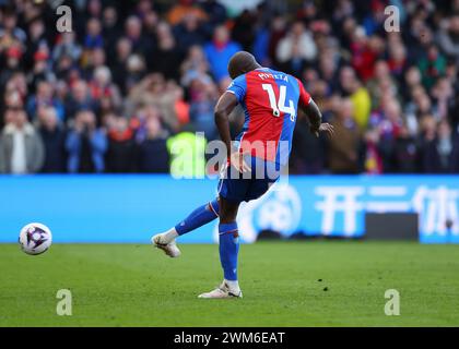 Selhurst Park, Selhurst, Londres, Royaume-Uni. 24 février 2024. Premier League Football, Crystal Palace contre Burnley ; Jean-Philippe Mateta de Crystal Palace tire pour marquer ses côtés 3e but d'un penalty à la 79e minute pour le rendre 3-0 crédit : action plus Sports/Alamy Live News Banque D'Images