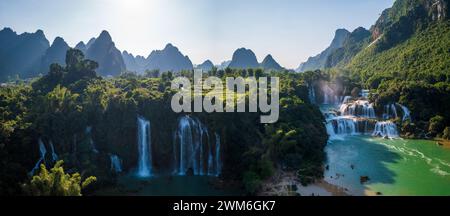 Vue aérienne de Ban Gioc Detian cascade au Vietnam Chine frontière dans le beau ciel bleu jour. Arrière-plan de la nature Banque D'Images