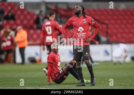 Bruxelles, Belgique. 24 février 2024. Les joueurs de Rwdm semblent déçus après un match de football entre RWD Molenbeek et Oud-Heverlee Leuven, samedi 24 février 2024 à Bruxelles, au jour 27 de la saison 2023-2024 de la première division du championnat belge 'Jupiler Pro League'. BELGA PHOTO BRUNO FAHY crédit : Belga News Agency/Alamy Live News Banque D'Images