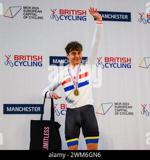 MANCHESTER, ROYAUME-UNI. 24 février 24. Matthew Robertson (WCC, 1er) en paracyclisme C1-5 Pursuit Medal cérémonie de la deuxième journée des Championnats nationaux britanniques sur piste 2024 au National Cycling Centre le samedi 24 février 2024 à MANCHESTER, ROYAUME-UNI. Crédit : Taka G Wu/Alamy Live News Banque D'Images