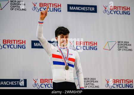 MANCHESTER, ROYAUME-UNI. 24 février 24. Finlay Graham (DIM, 1er) dans la cérémonie de remise de la médaille C3 Pursuit masculine de paracyclisme des épreuves du jour 2 lors des Championnats nationaux de piste britanniques 2024 au National Cycling Centre le samedi 24 février 2024 à MANCHESTER, ROYAUME-UNI. Crédit : Taka G Wu/Alamy Live News Banque D'Images