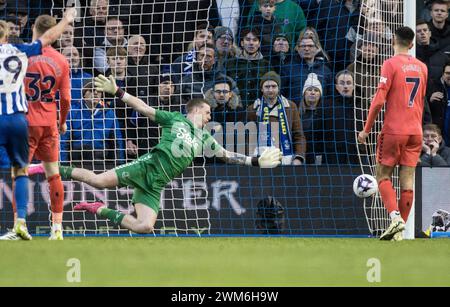 Brighton et Hove, Royaume-Uni. 24 février 2024. Le gardien de but d'Everton Jordan Pickford est battu tard dans le temps supplémentaire lors du match de premier League entre Brighton et Hove Albion et Everton au American Express Community Stadium, Brighton et Hove, en Angleterre, le 24 février 2024. Photo de Steve Ball. Utilisation éditoriale uniquement, licence requise pour une utilisation commerciale. Aucune utilisation dans les Paris, les jeux ou les publications d'un club/ligue/joueur. Crédit : UK Sports pics Ltd/Alamy Live News Banque D'Images