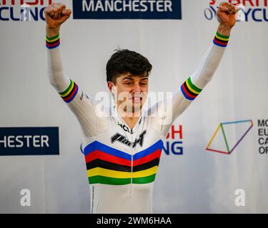 MANCHESTER, ROYAUME-UNI. 24 février 24. Finlay Graham (DIM, 1er) dans la cérémonie de remise de la médaille C3 Pursuit masculine de paracyclisme des épreuves du jour 2 lors des Championnats nationaux de piste britanniques 2024 au National Cycling Centre le samedi 24 février 2024 à MANCHESTER, ROYAUME-UNI. Crédit : Taka G Wu/Alamy Live News Banque D'Images