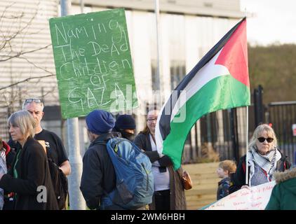 Bristol, Royaume-Uni 24 février 2024. Les militants de Palestine action ont organisé un rassemblement pacifique devant l'usine d'armes Elbit Systems UK à Bristol pour protester contre la fabrication d'armes utilisées dans le conflit à Gaza et le soutien du gouvernement britannique à la guerre. L'installation appartenant à Israël sert de centre de recherche, de développement et de fabrication d'armes et de technologies fournies par l'entreprise aux forces armées britanniques et à d'autres clients de l'OTAN. L'AFFICHE dit : « nommer les enfants morts de Gaza ». BridgetCatterall/AlamtLiveNews Banque D'Images