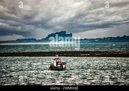 Une vue du château de Bamburgh depuis l'île Sainte Banque D'Images