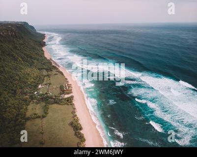 Drone View dans la soirée à Nyang Nyang Beach sur la côte la plus méridionale de l'île de Bali Banque D'Images