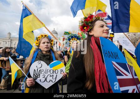 Londres, Royaume-Uni. 24 février 2024. Les gens à un rassemblement et une veillée à Trafalgar Square en solidarité avec les citoyens de l'Ukraine à l'occasion du deuxième anniversaire du début de l'invasion de l'Ukraine par la Russie. Des événements similaires pour souligner le deuxième anniversaire ont lieu dans d'autres villes du Royaume-Uni. Credit : Stephen Chung / Alamy Live News Banque D'Images