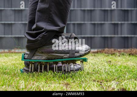 Gros plan de chaussures d'aération de pelouse avec des pointes métalliques. Banque D'Images