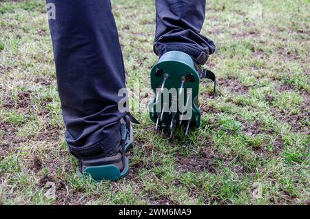 Gros plan de chaussures d'aération de pelouse avec des pointes métalliques. Banque D'Images