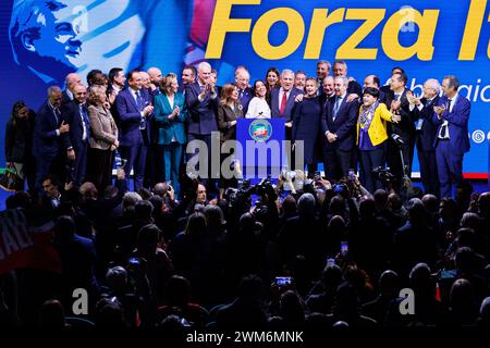 Roma, Italie. 24 février 2024. Foto Roberto Monaldo/LaPresse24-02-2024 Roma Politica Congresso nazionale di Forza Italia Nella foto Antonio Tajani e il gruppo dirigente di Forza Italia al termine del congresso 24-02-2024 Rome (Italie) politique Forza Italia parti national Congrès dans la photo Antonio Tajani et tous les membres du parti Forza Italia à la fin du congrès crédit : LaPresse/Alamy Live News Banque D'Images