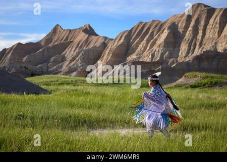 Letty Holy Bull de la réserve indienne Rosebud Sioux présente une danse du châle dans le parc national des Badlands, Dakota du Sud Banque D'Images