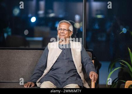 Dr Muhammad Yunus pose pour des photos lors d'une séance de portrait au Centre Yunus à Dhaka. Muhammad Yunus est un entrepreneur social, banquier, économiste et leader de la société civile bangladais qui a reçu le prix Nobel de la paix en 2006 pour avoir trouvé la Grameen Bank et avoir été pionnier dans les concepts de microcrédit et de microfinance. Muhammad Yunus et trois collègues de Grameen Telecom ont été accusés d’avoir violé les lois du travail alors qu’ils n’avaient prétendument pas créé un fonds de protection sociale des travailleurs. Banque D'Images