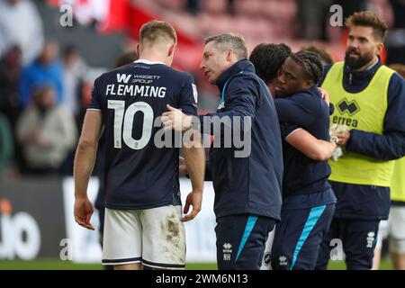 Southampton, Royaume-Uni. 24 février 2024. Neil Harris, entraîneur-chef de Millwall, félicite l'attaquant de Millwall Zian Flemming (10 ans) après avoir remporté le Southampton FC contre Millwall FC au St.Mary's Stadium, Southampton, Angleterre, Royaume-Uni le 24 février 2024 crédit : Every second Media/Alamy Live News Banque D'Images