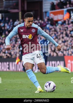 Birmingham, Royaume-Uni. 24 février 2024. Birmingham, Angleterre, 24 février 2024 : Jacob Ramsey (41 Aston Villa) croise le ballon lors du match de premier League entre Aston Villa et Nottingham Forest à Villa Park à Birmingham, Angleterre (Natalie Mincher/SPP) crédit : SPP Sport Press photo. /Alamy Live News Banque D'Images