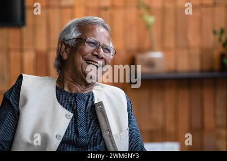 Dr Muhammad Yunus pose pour une photo en souriant lors d'une séance de portrait au Centre Yunus à Dhaka. Muhammad Yunus est un entrepreneur social, banquier, économiste et leader de la société civile bangladais qui a reçu le prix Nobel de la paix en 2006 pour avoir trouvé la Grameen Bank et avoir été pionnier dans les concepts de microcrédit et de microfinance. Muhammad Yunus et trois collègues de Grameen Telecom ont été accusés d'avoir violé les lois du travail alors qu'ils n'avaient pas réussi à créer un fonds d'aide sociale pour les travailleurs. (Photo de Sazzad Hossain/SOPA images/SIPA USA) Banque D'Images