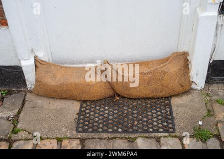 Chalfont St Giles, Royaume-Uni. 24 février 2024. Sacs de sable à l'extérieur d'un chalet. Des inondations subsistent dans le village de Chalfont St Giles dans le Buckinghamshire. Bien que les champs et le centre-ville soient sujets aux inondations, selon les médias sociaux, certains résidents locaux pensent que l’étendue continue des inondations pourrait être le résultat du creusement d’un tunnel HS2 dans l’aquifère crayeux pour les tunnels de Chiltern à grande vitesse qui déplacent l’eau. Crédit : Maureen McLean/Alamy Live News Banque D'Images