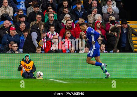 Cardiff, Royaume-Uni. 24 février 2024. Karlan Grant de Cardiff City célèbre après avoir marqué son 2ème but lors du match de championnat EFL Skybet, Cardiff City v Stoke City au Cardiff City Stadium de Cardiff, au pays de Galles, samedi 24 février 2024. Cette image ne peut être utilisée qu'à des fins éditoriales. Usage éditorial uniquement, photo par crédit : Andrew Orchard sports Photography/Alamy Live News Banque D'Images