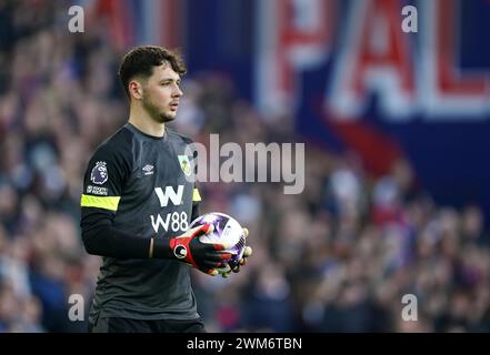 Le gardien de but de Burnley James Trafford lors du match de premier League à Selhurst Park, Londres. Date de la photo : samedi 24 février 2024. Banque D'Images