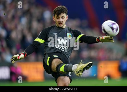 Le gardien de but de Burnley James Trafford lors du match de premier League à Selhurst Park, Londres. Date de la photo : samedi 24 février 2024. Banque D'Images