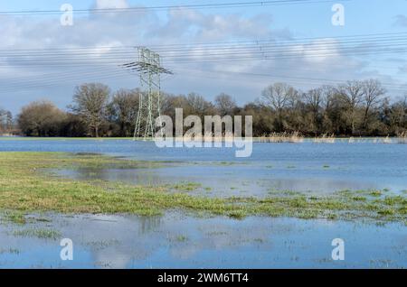 Prairies inondées de pylônes électriques dans l'Altmark, Saxe-Anhalt, Allemagne Banque D'Images