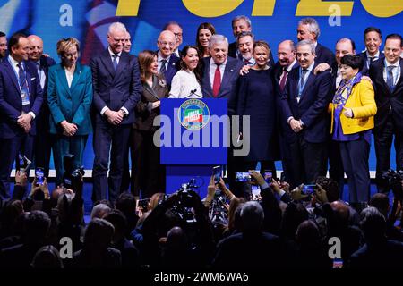 Roma, Italie. 24 février 2024. Foto Roberto Monaldo/LaPresse24-02-2024 Roma Politica Congresso nazionale di Forza Italia Nella foto Antonio Tajani e il gruppo dirigente di Forza Italia al termine del congresso 24-02-2024 Rome (Italie) politique Forza Italia parti national Congrès dans la photo Antonio Tajani et tous les membres du parti Forza Italia à la fin du congrès crédit : LaPresse/Alamy Live News Banque D'Images