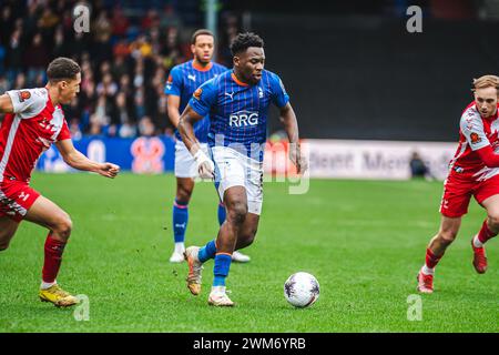 Oldham le samedi 24 février 2024. Mike Fondop d'Oldham Athletic lors du match de la Ligue nationale de Vanarama entre Oldham Athletic et Kidderminster Harriers à Boundary Park, Oldham le samedi 24 février 2024. (Photo : Phill Smith | mi News) crédit : MI News & Sport /Alamy Live News Banque D'Images