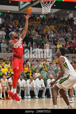 24 février 2024 : L'attaquant des Cougars de Houston J'Wan Roberts (13 ans) tire le ballon contre le centre des Baylor Bears Yves Missi (21 ans) lors de la première moitié du match de basket-ball de la NCAA entre les Cougars de Houston et les Baylor Bears au Foster Pavilion à Waco, Texas. Matthew Lynch/CSM (image crédit : © Matthew Lynch/Cal Sport Media) Banque D'Images