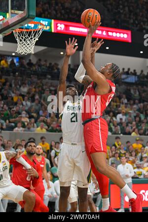 24 février 2024 : L'attaquant des Cougars de Houston J'Wan Roberts (13 ans) tire le ballon contre le centre des Baylor Bears Yves Missi (21 ans) lors de la première moitié du match de basket-ball de la NCAA entre les Cougars de Houston et les Baylor Bears au Foster Pavilion à Waco, Texas. Matthew Lynch/CSM Banque D'Images