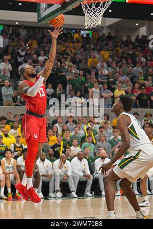 24 février 2024 : L'attaquant des Cougars de Houston J'Wan Roberts (13 ans) tire le ballon contre le centre des Baylor Bears Yves Missi (21 ans) lors de la première moitié du match de basket-ball de la NCAA entre les Cougars de Houston et les Baylor Bears au Foster Pavilion à Waco, Texas. Matthew Lynch/CSM Banque D'Images