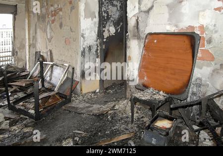 Dessus de table à l'intérieur d'une pièce après avoir souffert d'un incendie dans un immeuble résidentiel. Banque D'Images