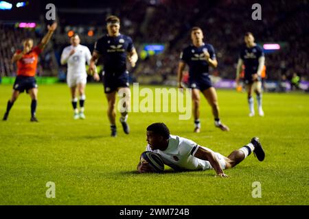 L'Anglais Immanuel Feyi-Waboso marque un essai lors du Guinness six Nations match au Scottish Gas Murrayfield Stadium d'Édimbourg. Date de la photo : samedi 24 février 2024. Banque D'Images