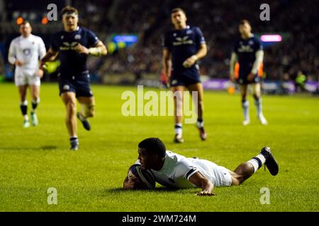 L'Anglais Immanuel Feyi-Waboso marque un essai lors du Guinness six Nations match au Scottish Gas Murrayfield Stadium d'Édimbourg. Date de la photo : samedi 24 février 2024. Banque D'Images