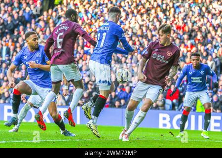 Glasgow, Royaume-Uni. 24 février 2024. Les Rangers FC ont joué au Heart of Midlothian FC lors d'un match de premier rang Scottsish au Ibrox Stadium, Glasgow, Écosse, Royaume-Uni. À ce moment-là, les Rangers sont en première place de la ligue et à 2 points d'écart de leurs rivaux les plus proches, le Celtic. Les coeurs sont assis troisième, donc c'est un jeu important pour les deux équipes. Crédit : Findlay/Alamy Live News Banque D'Images