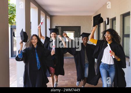 Divers étudiants célèbrent l'obtention de leur diplôme au lycée Banque D'Images