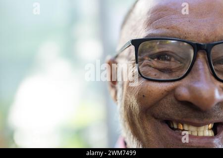 Gros plan senior d'un homme biracial souriant à l'extérieur, avec espace de copie Banque D'Images