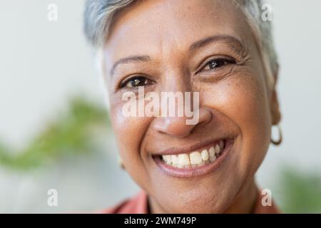 Gros plan d'une femme biraciale souriante Banque D'Images