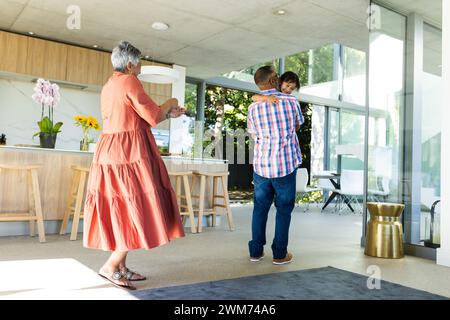 Les grands-parents biraciaux passent du temps avec leur petite-fille à la maison Banque D'Images