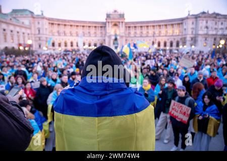 Wien, Österreich. 24. Février 2024. Ukraine-Demo Marsch des Lichtes anlässlich des Jahrestags des russischen Überfalls auf die Ukraine in Wien. Vienne *** Vienne, Autriche 24 février 2024 Ukraine Marche de démonstration de la lumière à l'occasion de l'anniversaire de l'invasion russe de l'Ukraine à Vienne Vienne Banque D'Images